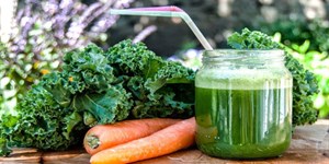 Nước ép cải xoăn có tác dụng gì? Công thức nước ép cải kale đẹp da, giữ dáng