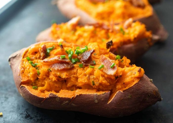 Luộc khoai lang cả vỏ sẽ giúp giữ được chất dinh dưỡng trong khoai Luộc khoai lang cả vỏ sẽ giúp giữ được chất dinh dưỡng trong khoai