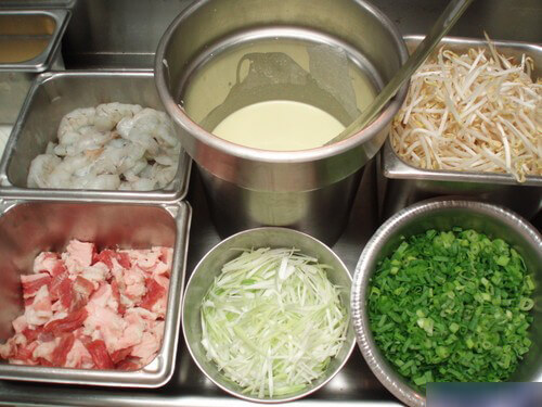 Sơ chế nguyên liệu làm bánh xèo