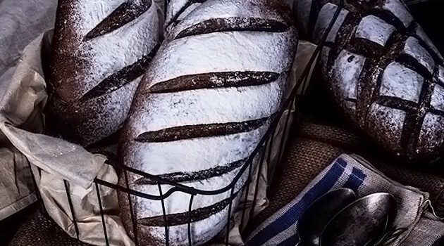 Thành phẩm bánh mì đen với lớp vỏ giòn, ruột bên trong đặc, khi ăn có vị dai, ngọt hậu. Thành phẩm bánh mì đen với lớp vỏ giòn, ruột bên trong đặc, khi ăn có vị dai, ngọt hậu.