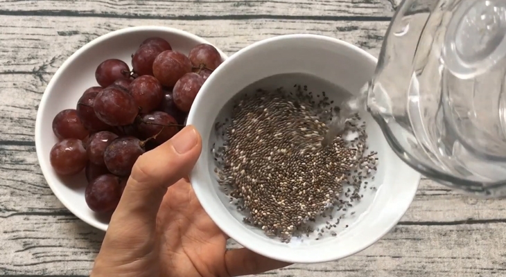 Sơ chế nguyên liệu làm nước nho hạt chia