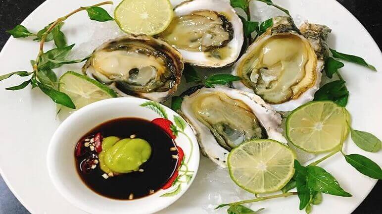 Hàu tươi sống là bí quyết để tạo nên cách làm hàu nướng mỡ hành ngon tuyệt Hàu tươi sống là bí quyết để tạo nên cách làm hàu nướng mỡ hành ngon tuyệt