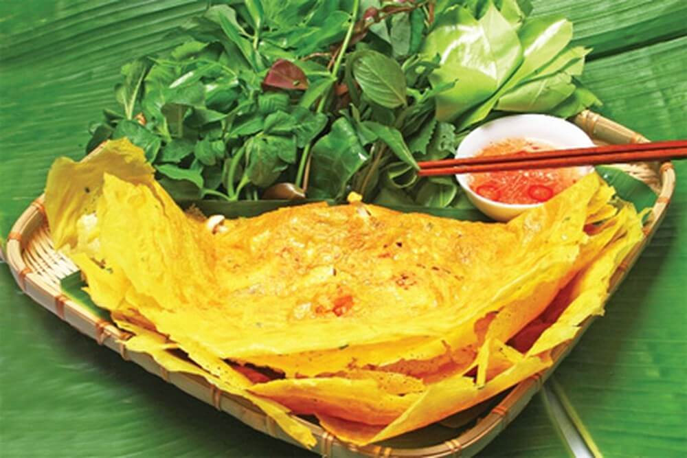 Rau sống và nước chấm ăn kèm khi ăn bánh xèo