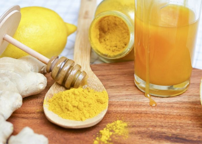 Uống tinh bột nghệ pha với mật ong sẽ làm giảm thâm nám trên da