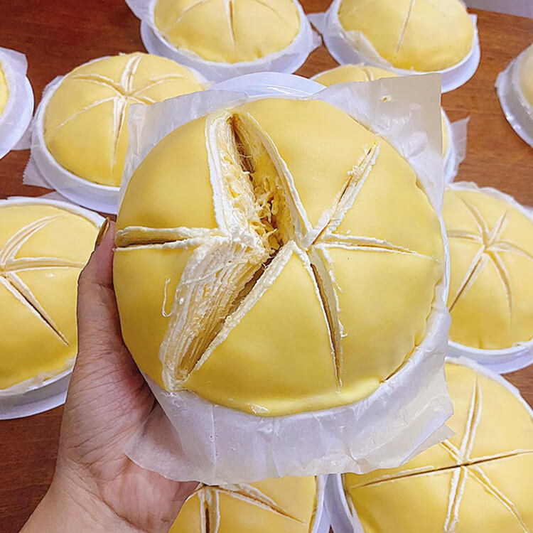Bánh crepe sầu riêng là món ăn vặt thơm ngon