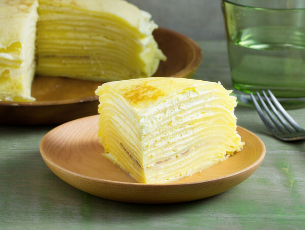 Xếp xen kẽ vỏ bánh và lớp kem