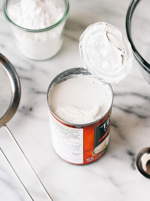 Sử dụng phần kem béo của nước cốt dừa để làm whipping cream