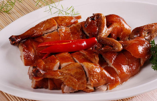 Món vịt quay thực hiện bằng cách nướng vịt bằng nồi chiên không dầu