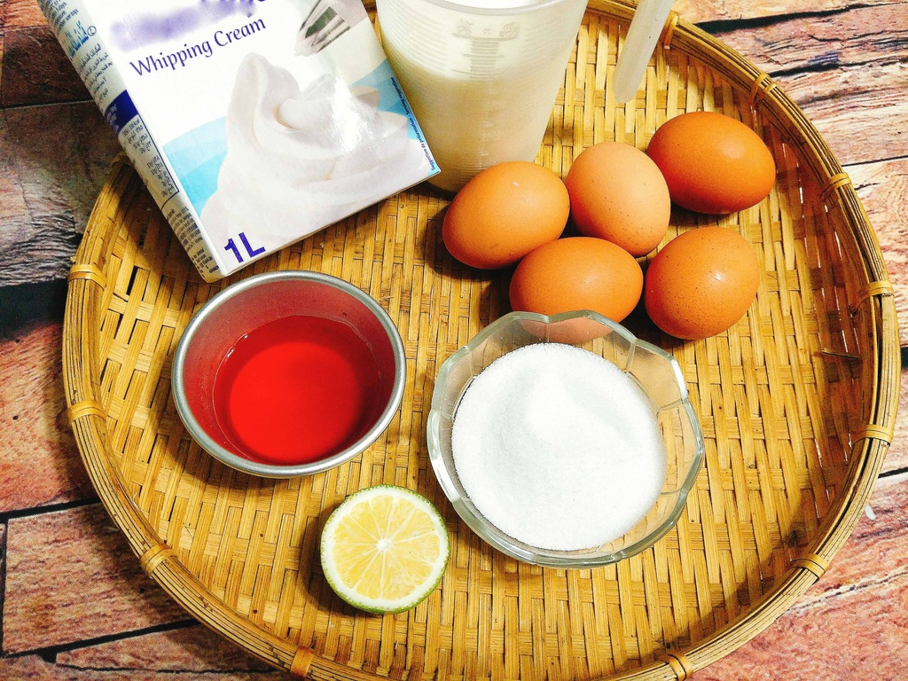 Nguyên liệu làm bánh flan với whipping cream và sữa tươi