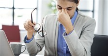 4 cách trị mỏi mắt vì làm việc nhiều với máy tính, điện thoại cho dân văn phòng