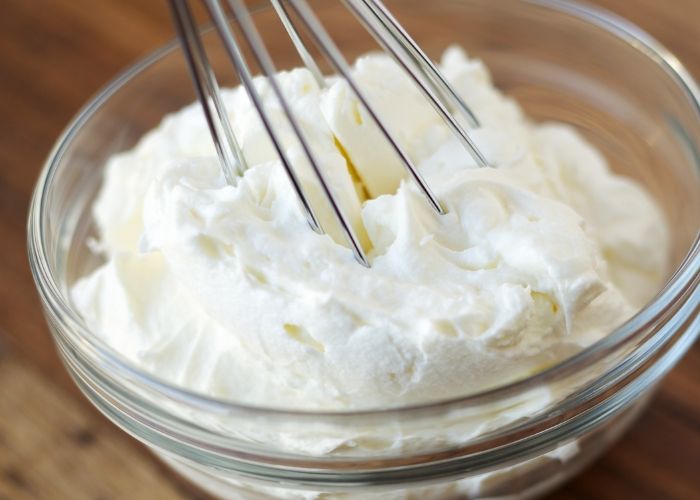 Whipping cream có thành phần tương tự Whipped cream nhưng có thể điều chỉnh được độ ngọt
