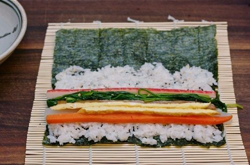 Cách cuộn kimbap đơn giản 