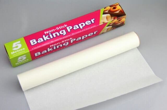 Giữ nồi khô thoáng và lót giấy nến vào đáy nồi Giữ nồi khô thoáng và lót giấy nến vào đáy nồi