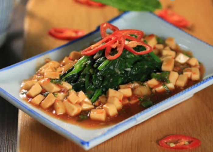 Rau bó xôi xào sốt đậu hũ củ năng