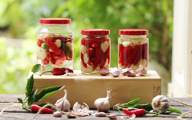 Cách làm tỏi, ớt ngâm giấm ngon, không bị xanh
