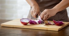 Cách cắt hành không cay mắt - Tuyệt chiêu bỏ túi cho người nội trợ