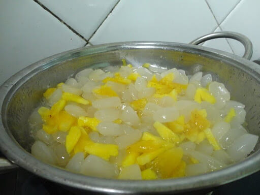 Sên hạt đác, đường, dứa và nước cốt lá dứa trong 20 phút