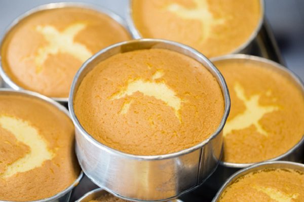 bánh bông lan làm bằng lò nướng có màu vàng nâu đẹp mắt