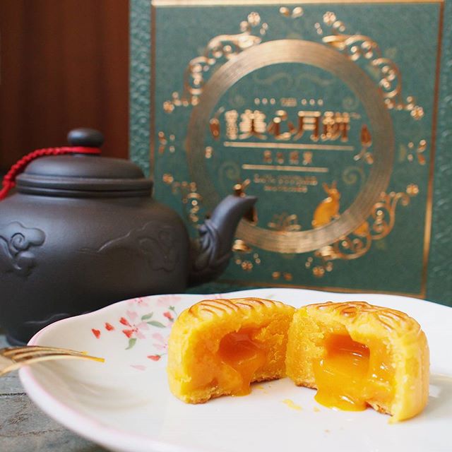 Bánh trung thu nhân trứng muối chảy thơm ngon
