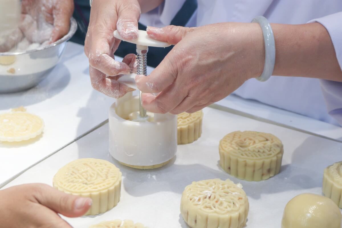 đóng bánh trung thu nhân trứng muối chảy đóng bánh trung thu nhân trứng muối chảy