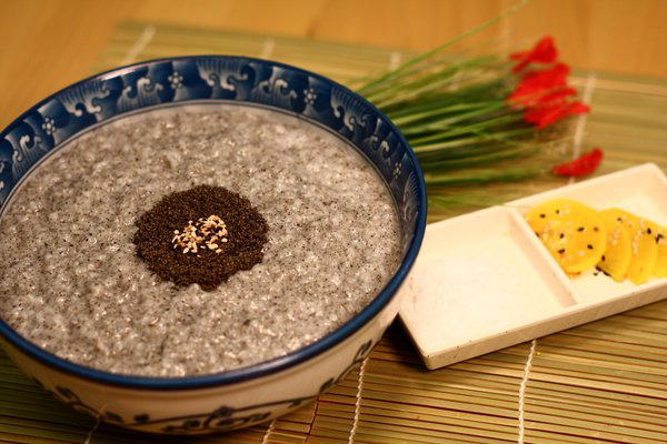 Cháo vừng đen cũng là một trong những món ăn cho bà đẻ bồi bổ