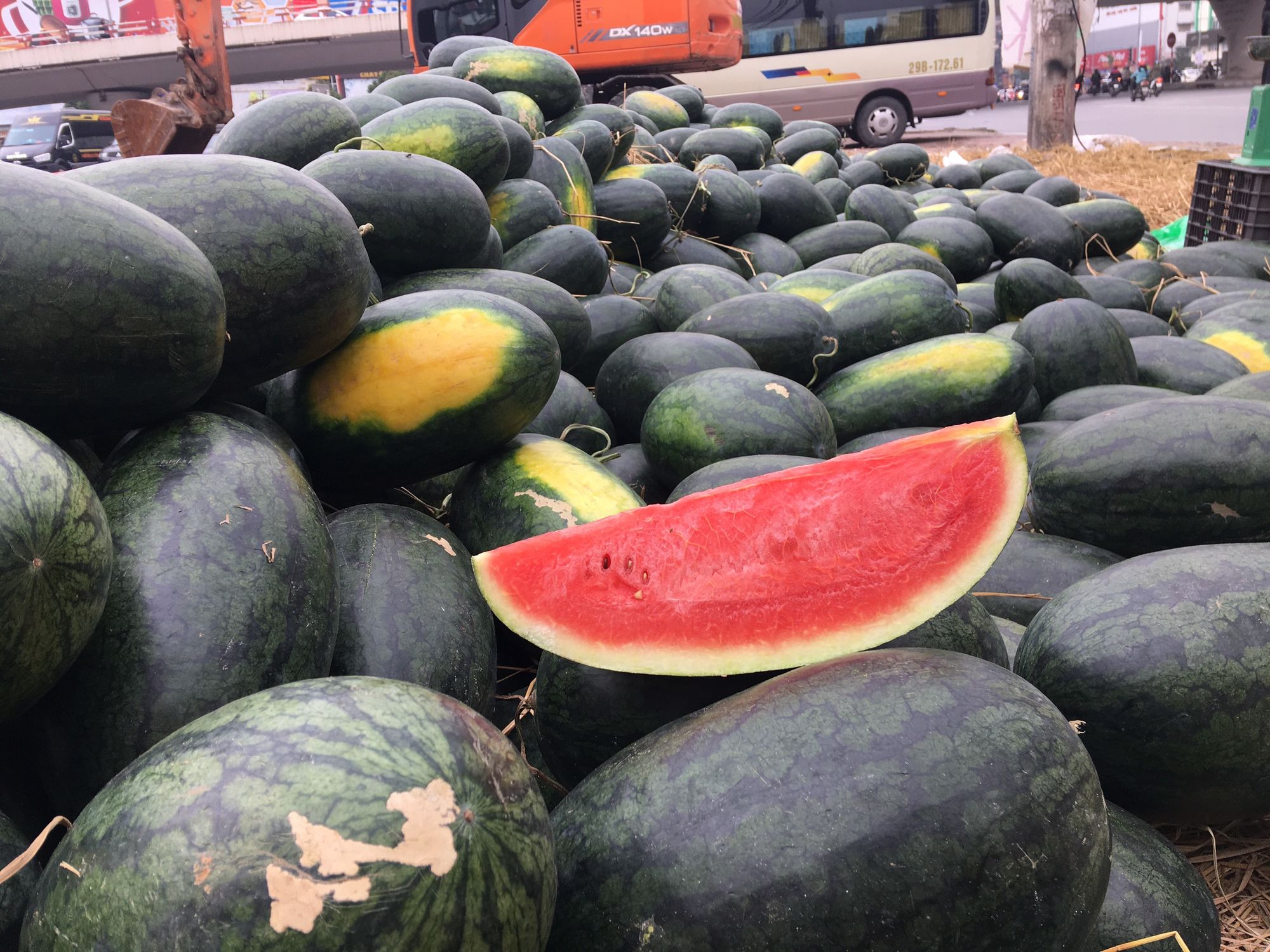 Dưa hấu rất tốt cho sức khỏe nhưng không nên ăn quá nhiều