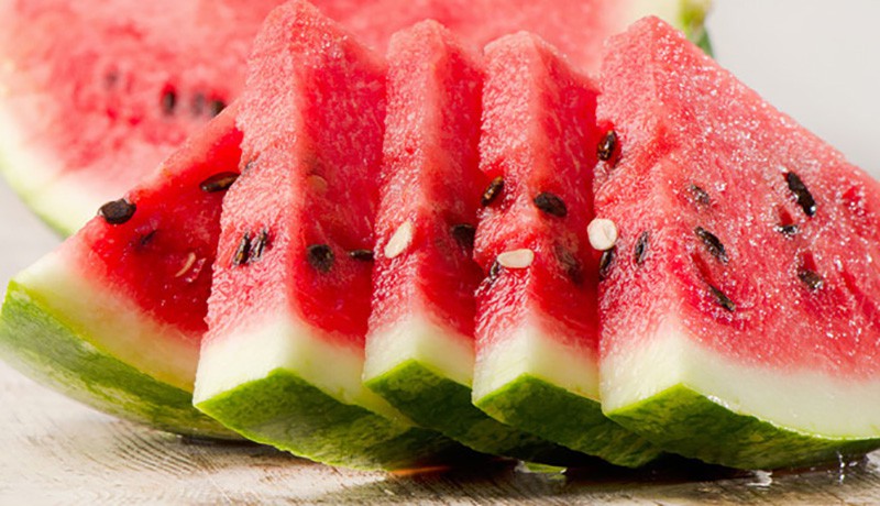 Công dụng của nước ép dưa hấu là cung cấp một lượng lớn nước cho cơ thể