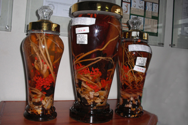Ngâm rượu đông trùng hạ thảo với kỷ tử
