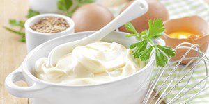 Cách làm sốt mayonnaise đơn giản tại nhà với dầu ăn và lòng đỏ trứng gà