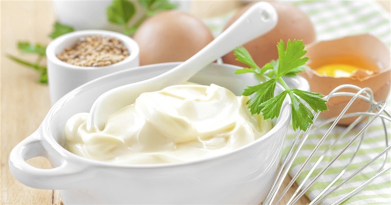 Cách làm sốt mayonnaise đơn giản tại nhà với dầu ăn và lòng đỏ trứng gà