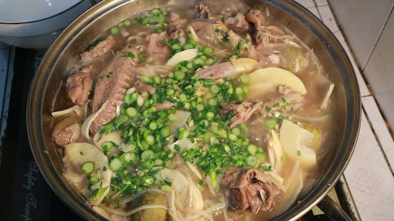 vịt om sấu với măng