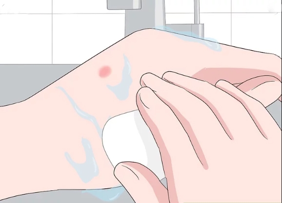 Dùng xà phòng và nước lạnh