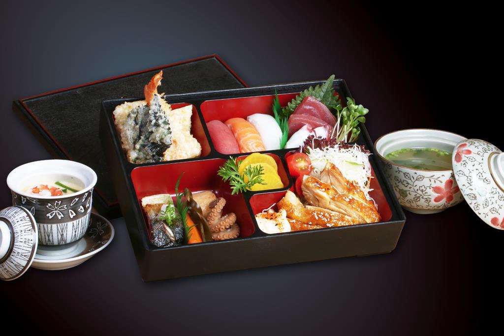 Không chỉ là cơm hộp bình thường, một hộp cơm Bento còn chứa đựng tình cảm và óc thẩm mỹ của người làm ra nó Không chỉ là cơm hộp bình thường, một hộp cơm Bento còn chứa đựng tình cảm và óc thẩm mỹ của người làm ra nó