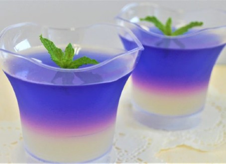 Rau câu hoa đậu biếc được biến tấu thêm màu tím đẹp mắt mà vẫn thơm ngon, dễ làm. Rau câu hoa đậu biếc được biến tấu thêm màu tím đẹp mắt mà vẫn thơm ngon, dễ làm.