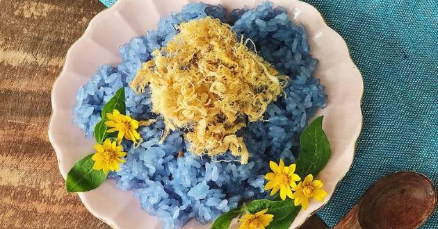 Xôi hoa đậu biếc ăn kèm với ruốc rất ngon miệng. Xôi hoa đậu biếc ăn kèm với ruốc rất ngon miệng.