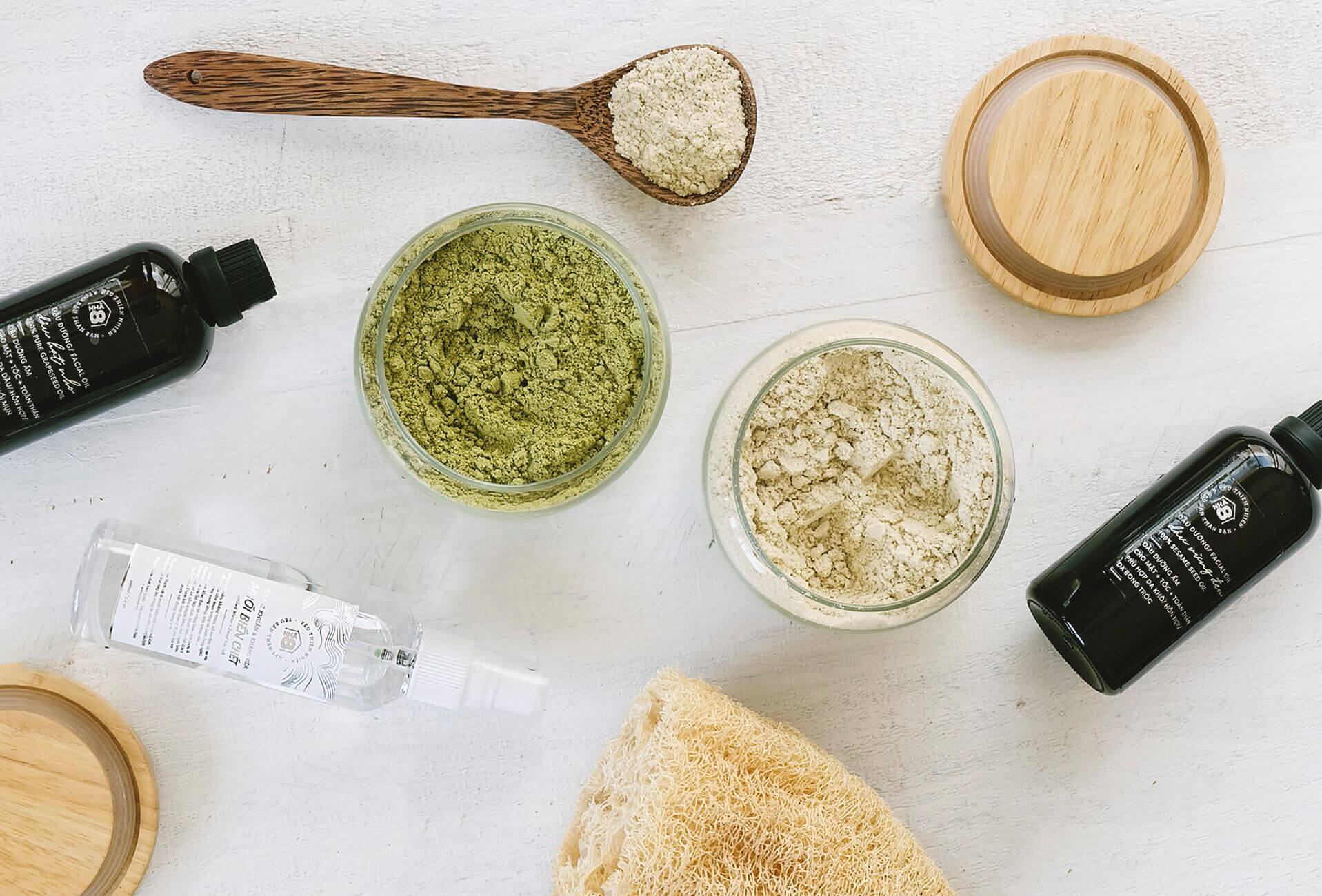 Sử dụng bột cám gạo đắp mặt, làm đẹp thì bạn cần phải che chắn kỹ va thoa kem chống nắng khi ra ngoài nhé