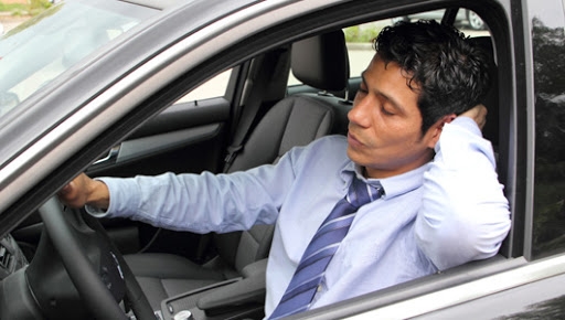 Tấp xe vào chỗ trống ven đường nghỉ ngơi