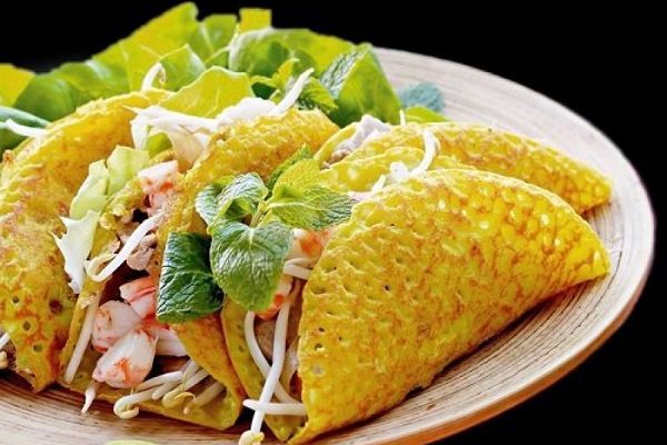 Hình ảnh đĩa bánh xèo miền Bắc đầy đặn, thơm giòn