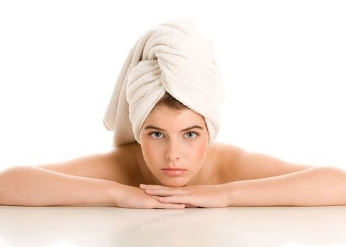 Để giúp tóc đủ độ ẩm, chắc khỏe và nhanh dài thì hãy dùng khăn bông quấn tóc khoảng 3 - 5 phút nhé