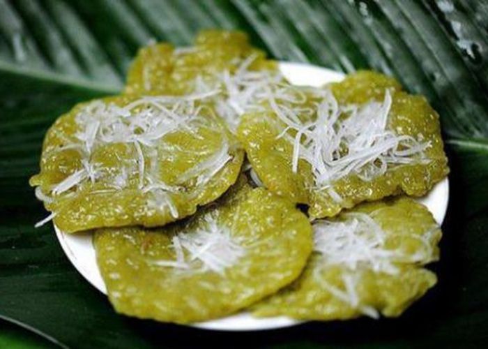 Làm cốm dừa phải chọn cốm mới, màu xanh tự nhiên, có mùi thơm của gạo Làm cốm dừa phải chọn cốm mới, màu xanh tự nhiên, có mùi thơm của gạo