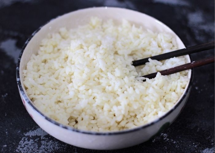 Nấu chín cơm và để nguội hẳn trước khi chiên sẽ giúp món cơm cháy mỡ hành ngon hơn