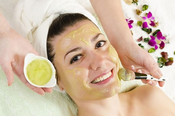 Đắp mặt nạ chăm sóc da