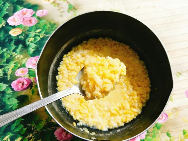 Với cách làm bánh trung thu bằng nồi chiên không dầu này, bạn cần ngâm thật kỹ đỗ để khi sên nhân mềm vào mịn Với cách làm bánh trung thu bằng nồi chiên không dầu này, bạn cần ngâm thật kỹ đỗ để khi sên nhân mềm vào mịn