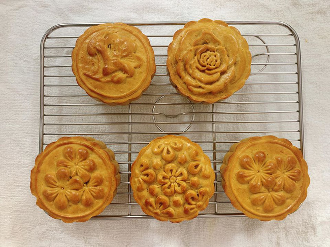 Với cách làm bánh trung thu bằng nồi chiên không dầu, nếu muốn làm nhiều, bạn phải chia thành nhiều lần nướng Với cách làm bánh trung thu bằng nồi chiên không dầu, nếu muốn làm nhiều, bạn phải chia thành nhiều lần nướng