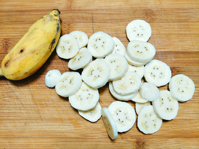 Cắt chuối thành những lát mỏng như thế này