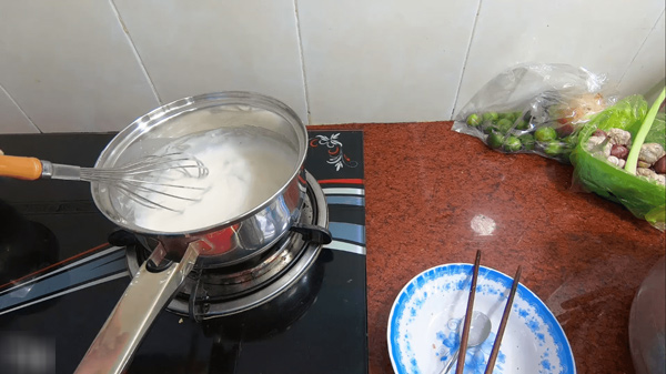 Chế biến nước cốt dừa cho bánh chuối hấp