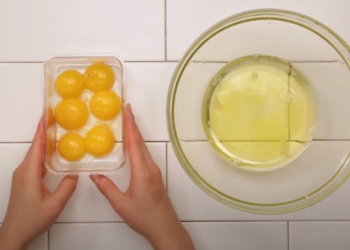 Đập trứng ra bát rồi tách lấy lòng đỏ