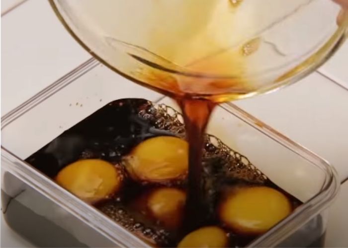 Ngâm lòng đỏ trứng trong nước sốt 2 tiếng