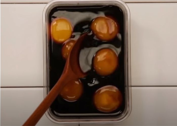 Sau 2 tiếng, bạn trở mặt trứng rồi ngâm thêm 2 tiếng nữa