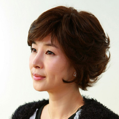 Tóc ngắn đẹp với phụ nữ 60 tuổi